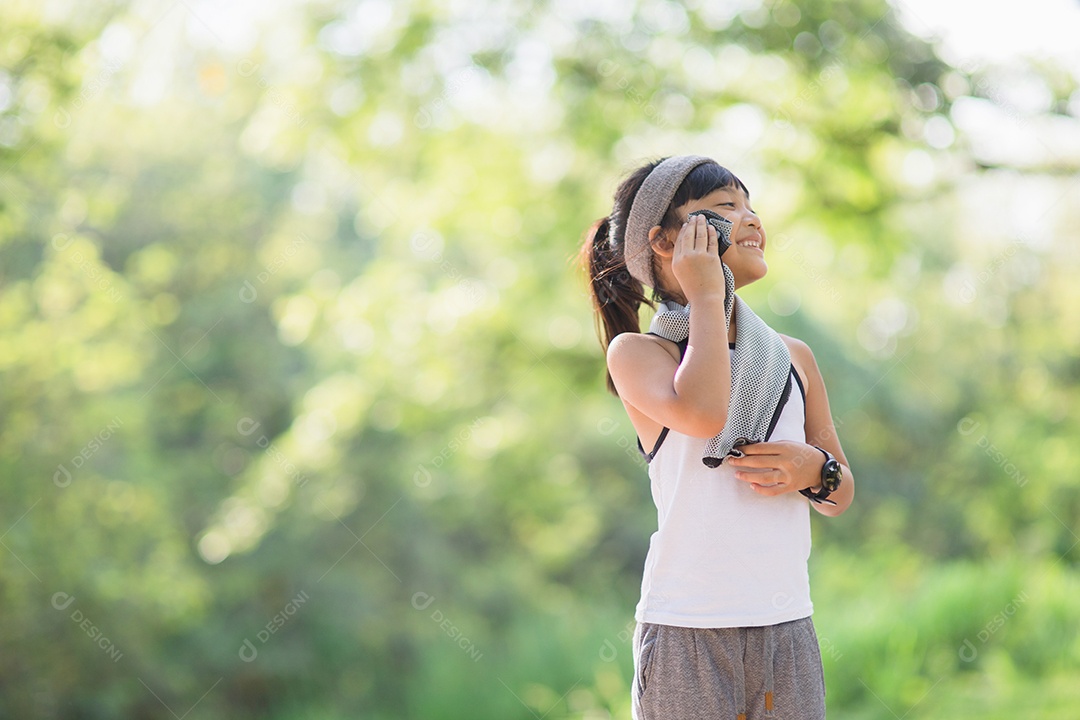 Limpando o corredor de criança do suor após o treino. criança se exercitando