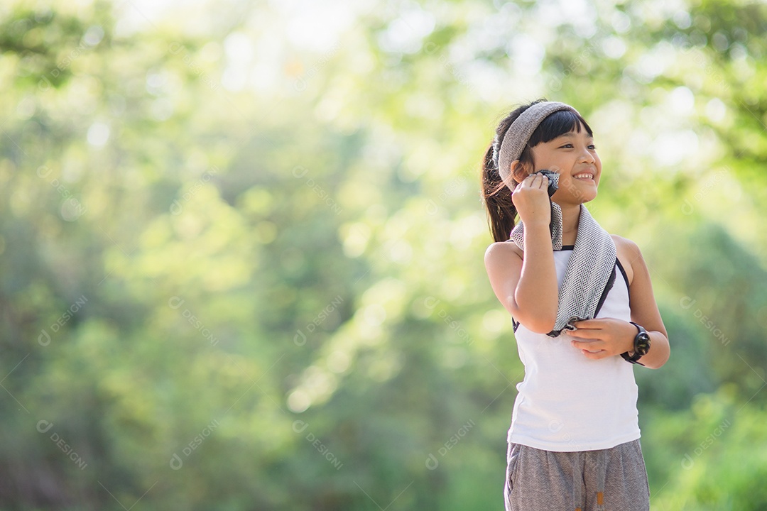 Limpando o corredor de criança do suor após o treino. criança se exercitando