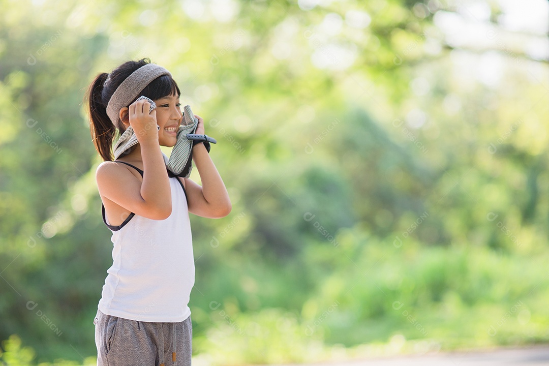 Limpando o corredor de criança do suor após o treino. criança se exercitando