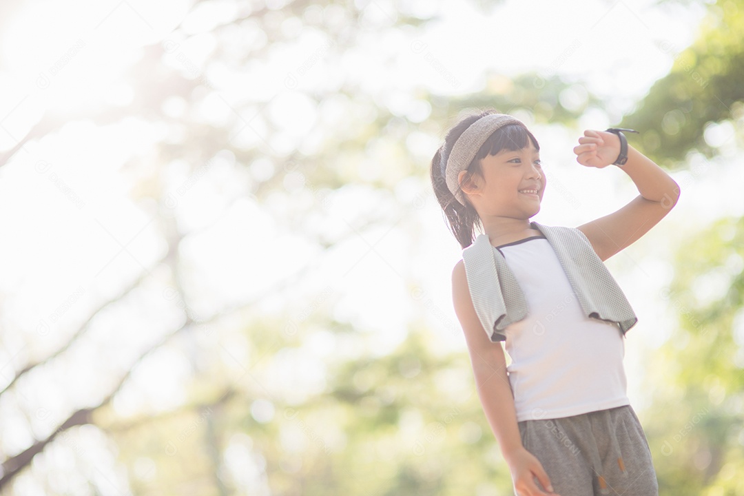 Limpando o corredor de criança do suor após o treino. criança se exercitando