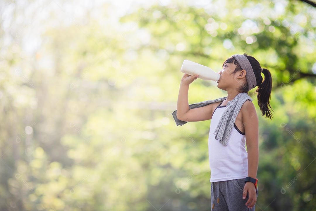 Exercício de linda garota asiática em fundo de jardim