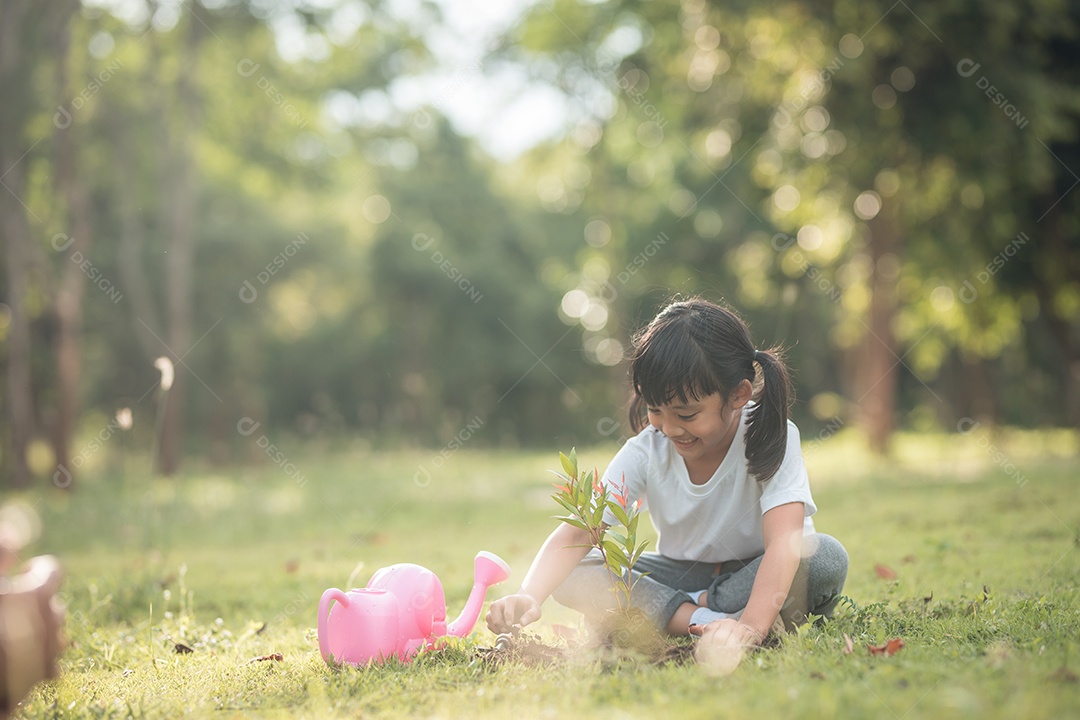 Feliz menina de criança asiática com turbina eólica no jardim