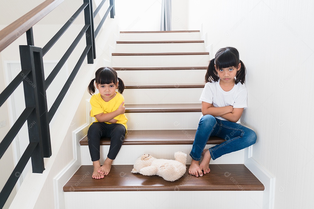 Duas garotinha brigando por causa de brinquedo