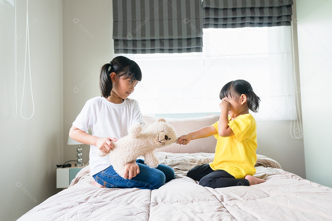 Duas garotinha brigando por causa de brinquedo