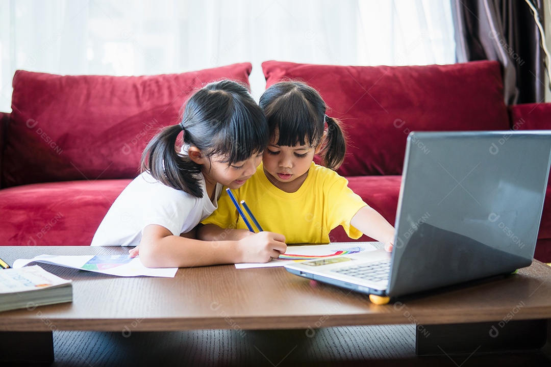 Duas alunas asiáticas estudam online com o professor por vídeo