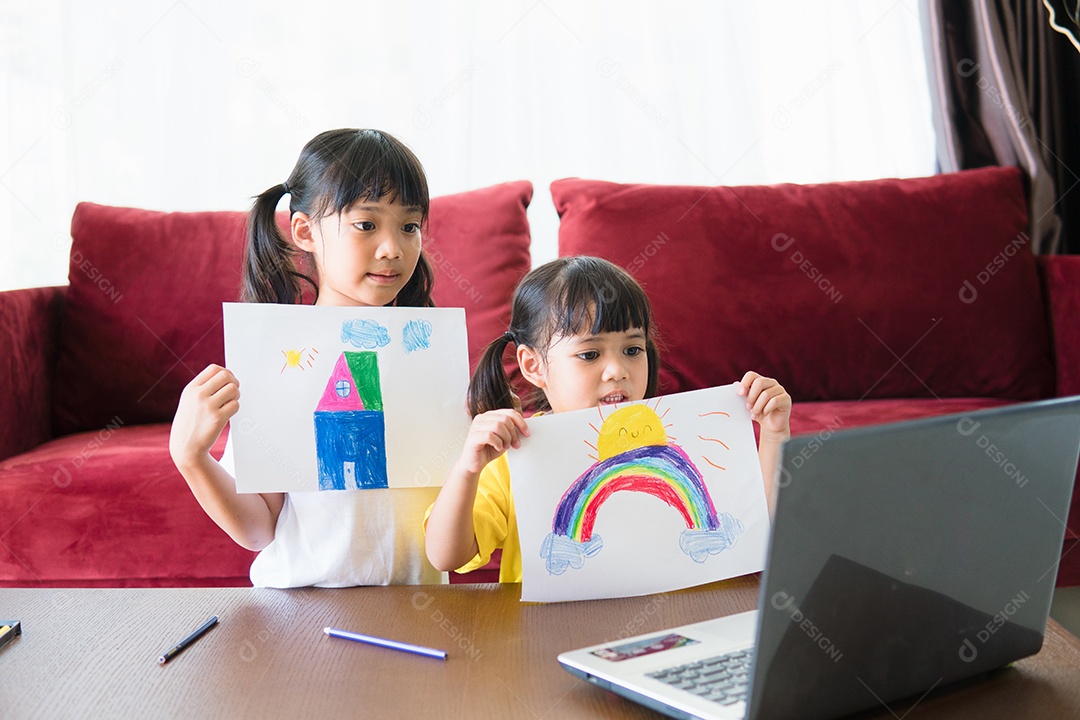 Duas alunas asiáticas estudam online com o professor por vídeo