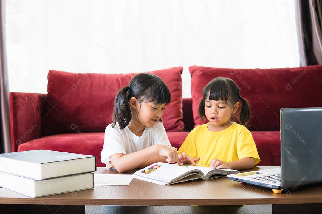 Duas alunas asiáticas estudam online com o professor por vídeo