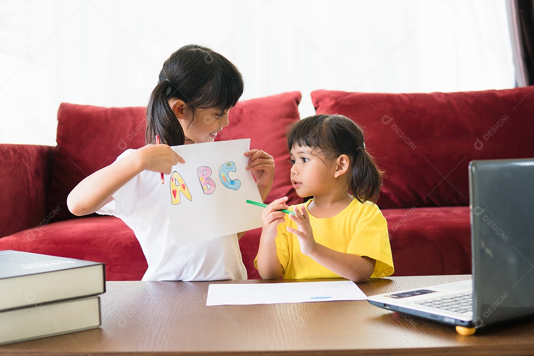 Duas alunas asiáticas estudam online com o professor por vídeo