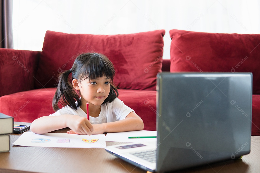 Aula de aprendizagem online estudante asiática estuda online com laptop em casa.