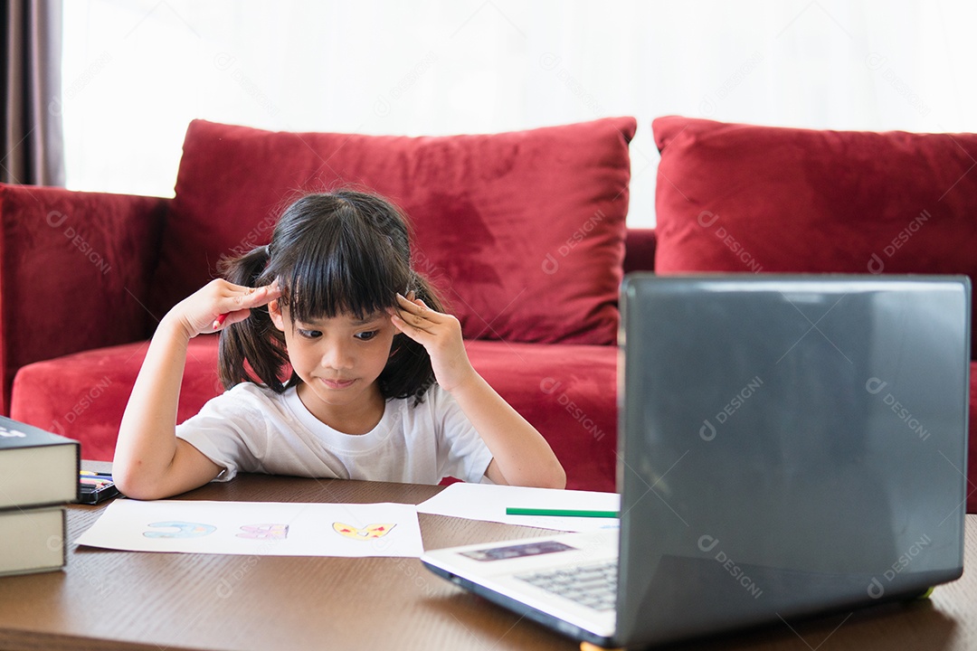 Aula de aprendizagem online estudante asiática estuda online com laptop em casa.