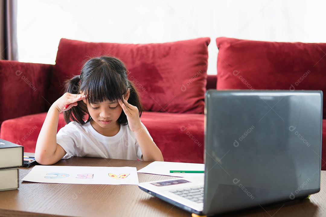 Aula de aprendizagem online estudante asiática estuda online com laptop em casa.