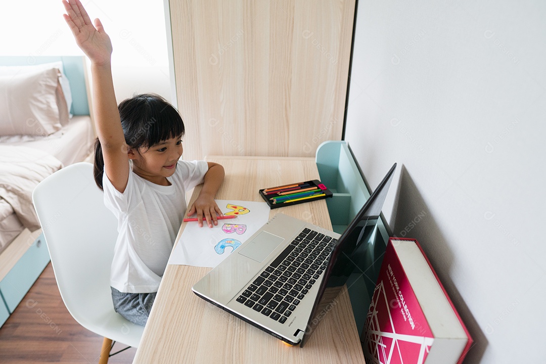 Aula de aprendizagem online estudante asiática estuda online com laptop em casa.