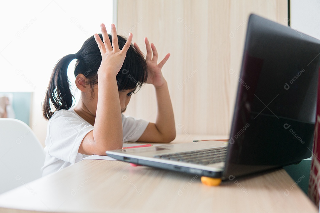 Aula de aprendizagem online estudante asiática estuda online com laptop em casa.