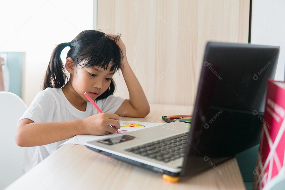 Aula de aprendizagem on-line de aluna asiática estuda on-line com laptop.