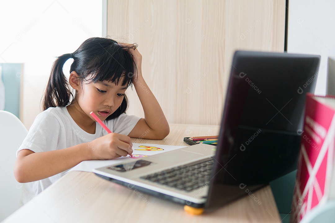 Aula de aprendizagem on-line de aluna asiática estuda on-line com laptop.