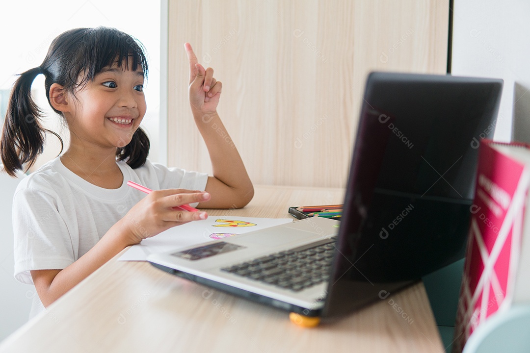 Aula de aprendizagem on-line de aluna asiática estuda on-line com laptop.