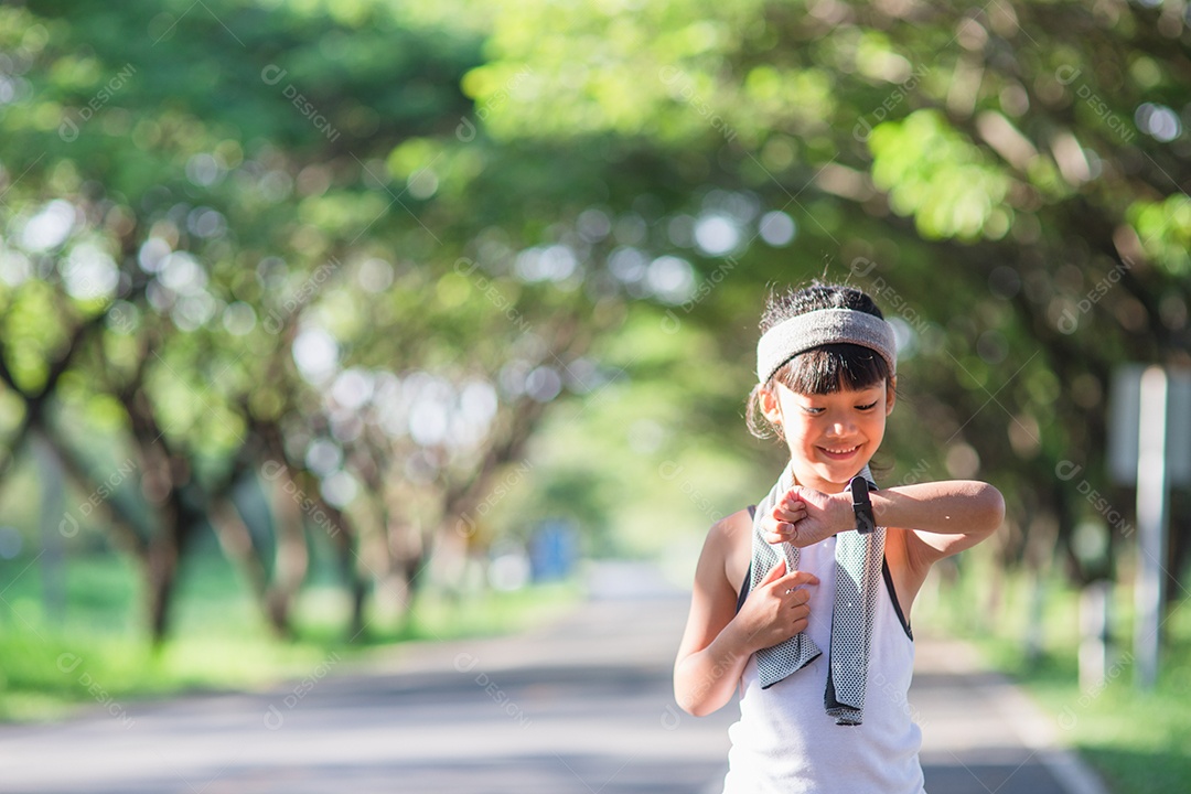 Menina criança feliz correndo no parque no verão na natureza.