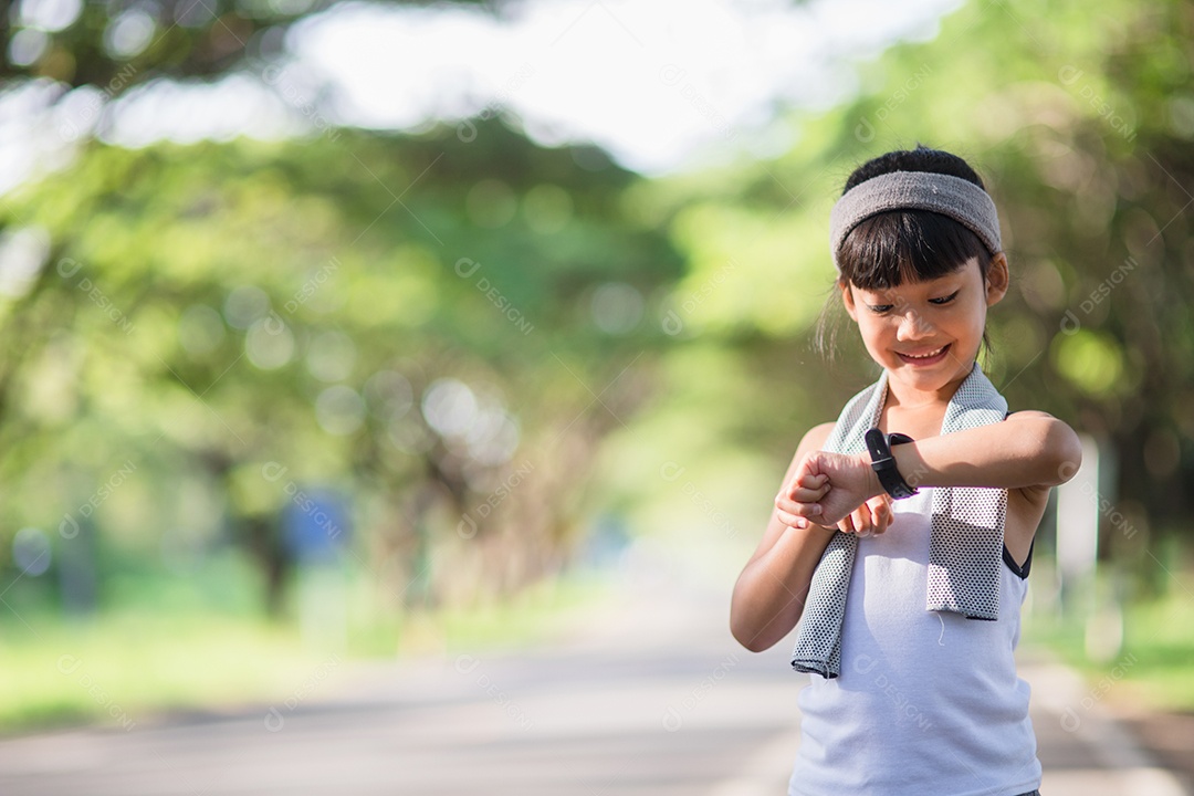 Menina criança feliz correndo no parque no verão na natureza.