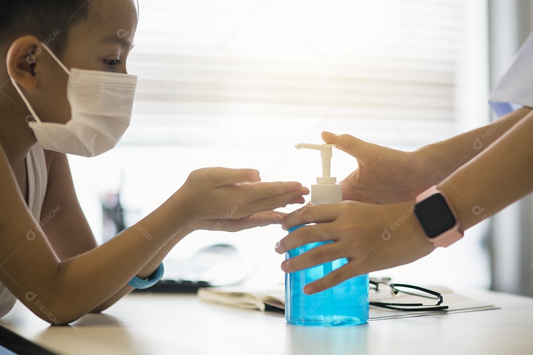 Uma médica asiática usando uma máscara cirúrgica está servindo álcool.