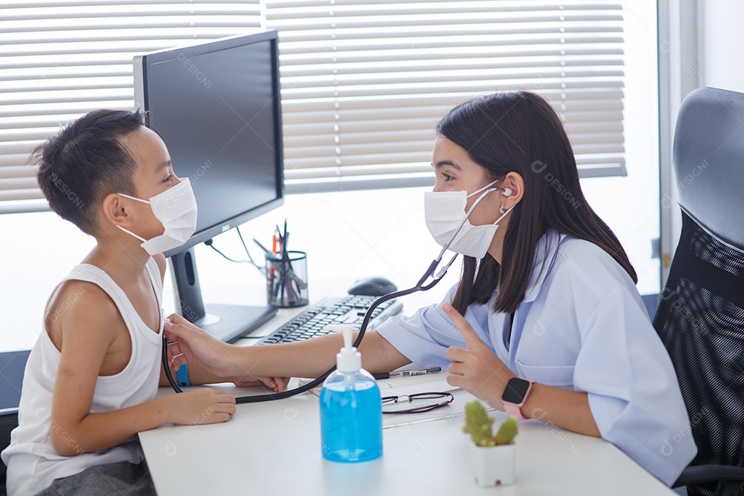Uma médica asiática usando uma máscara cirúrgica está servindo álcool.