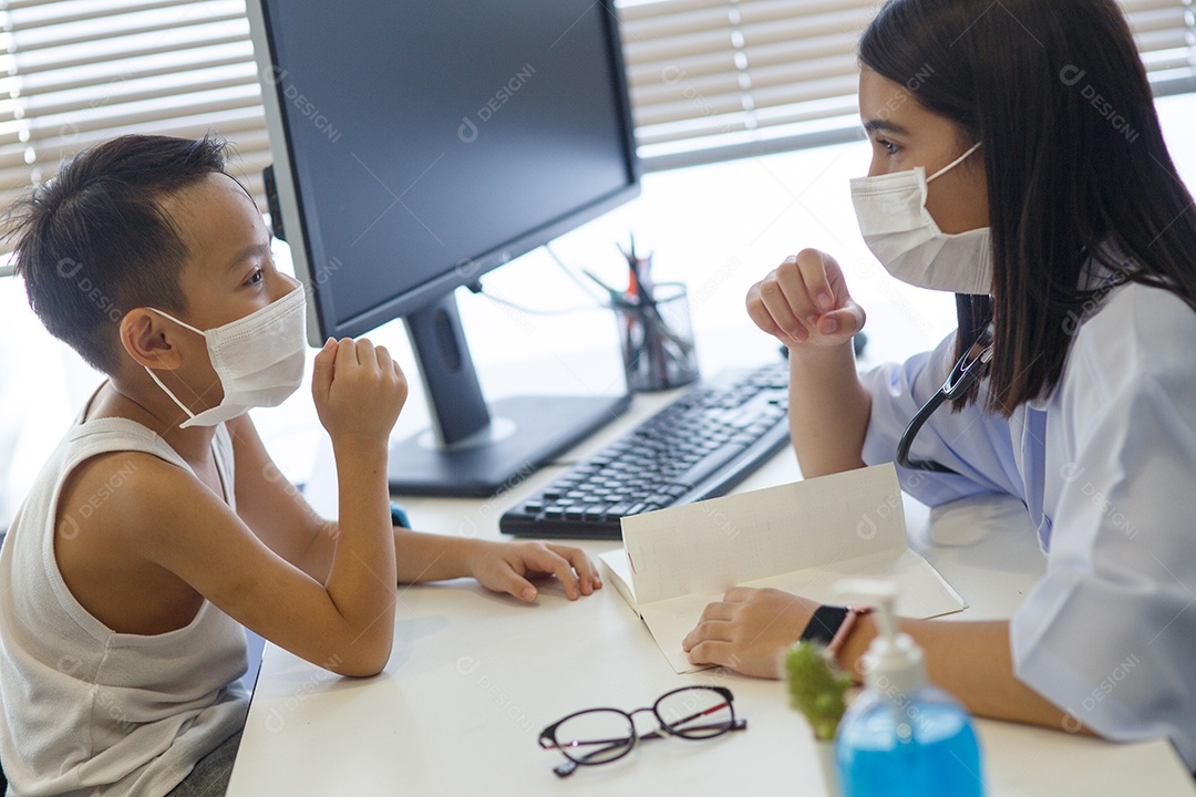 Uma médica asiática usando uma máscara cirúrgica está servindo álcool.