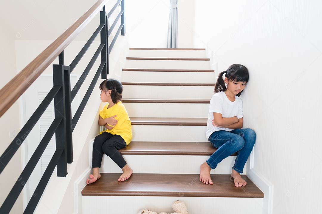 Duas garotinha brigando por brinquedo