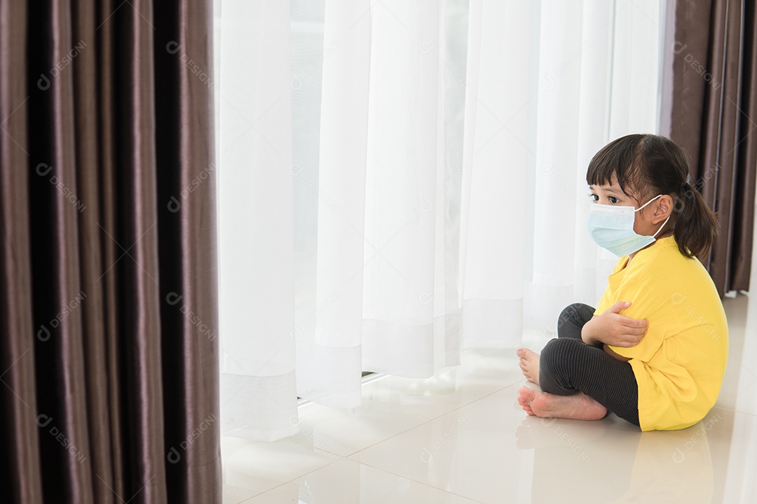 Criança com máscara médica ficam isoladas em casa para auto quarentena