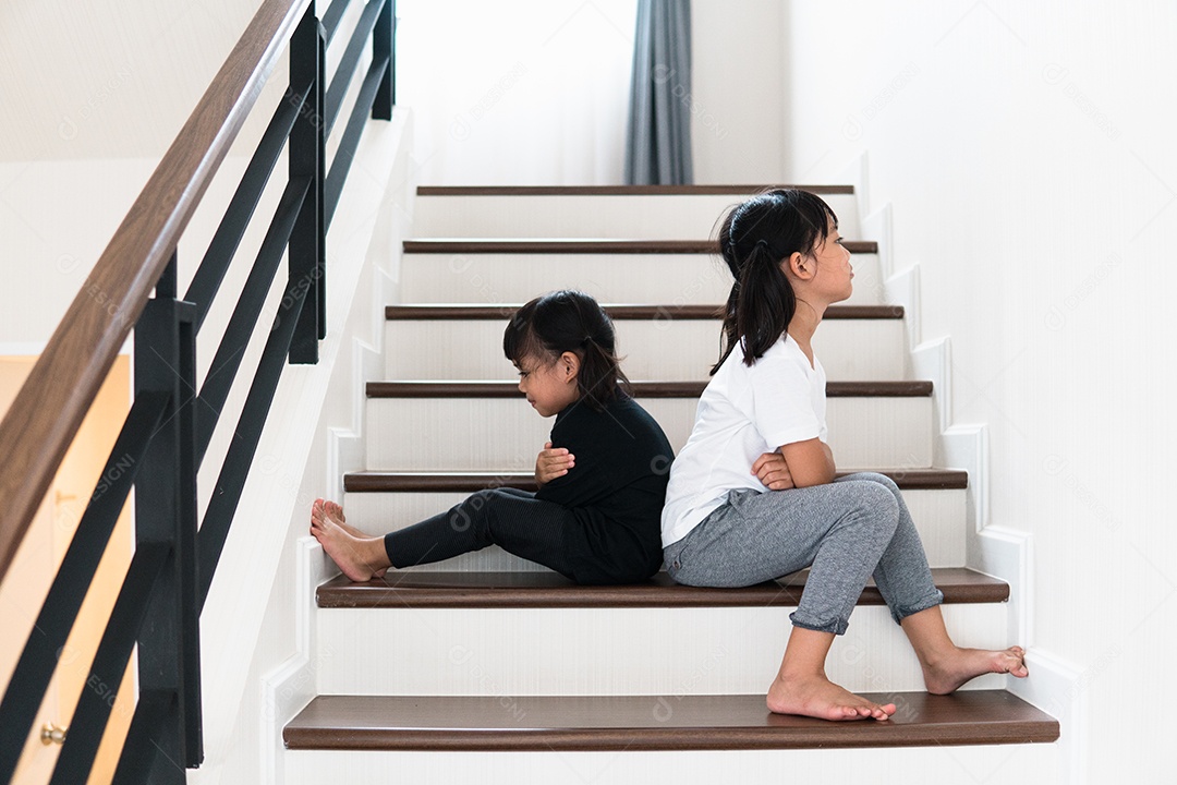 Irmãs chateadas se ignorando em casa