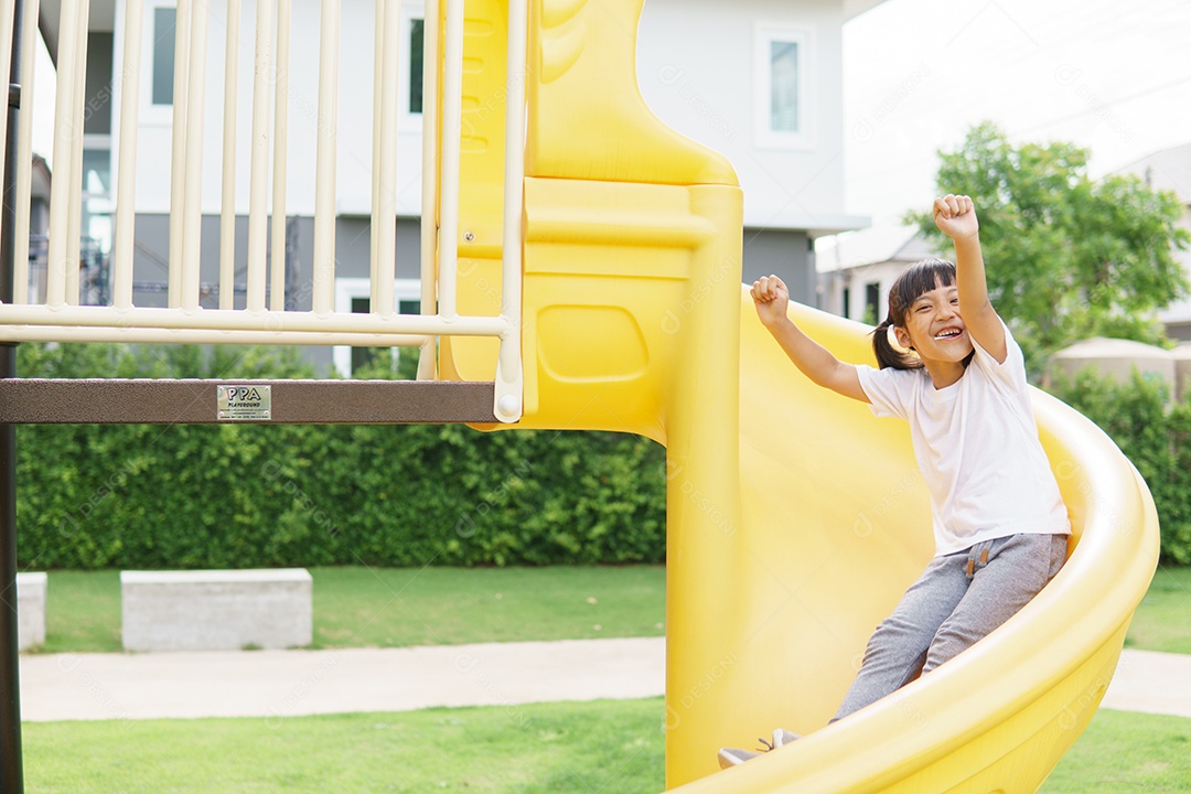 Criança brincando no Parque infantil ao ar livre. As crianças brincam na escola