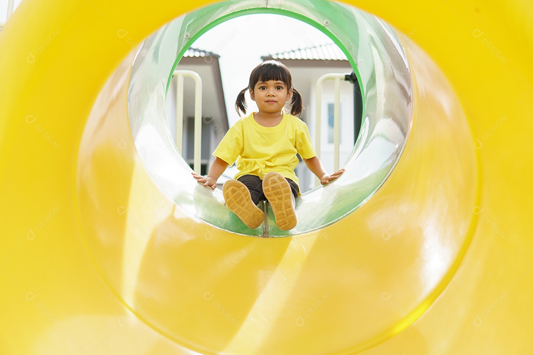 Criança brincando no Parque infantil ao ar livre. As crianças brincam na escola