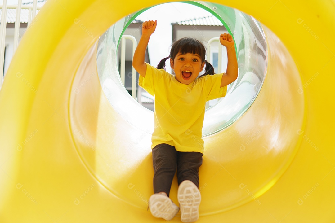 Criança brincando no Parque infantil ao ar livre. As crianças brincam na escola