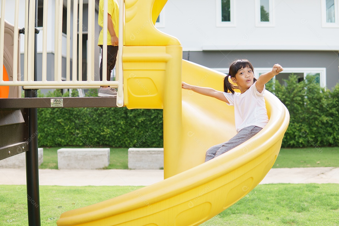 Criança brincando no Parque infantil ao ar livre. As crianças brincam na escola