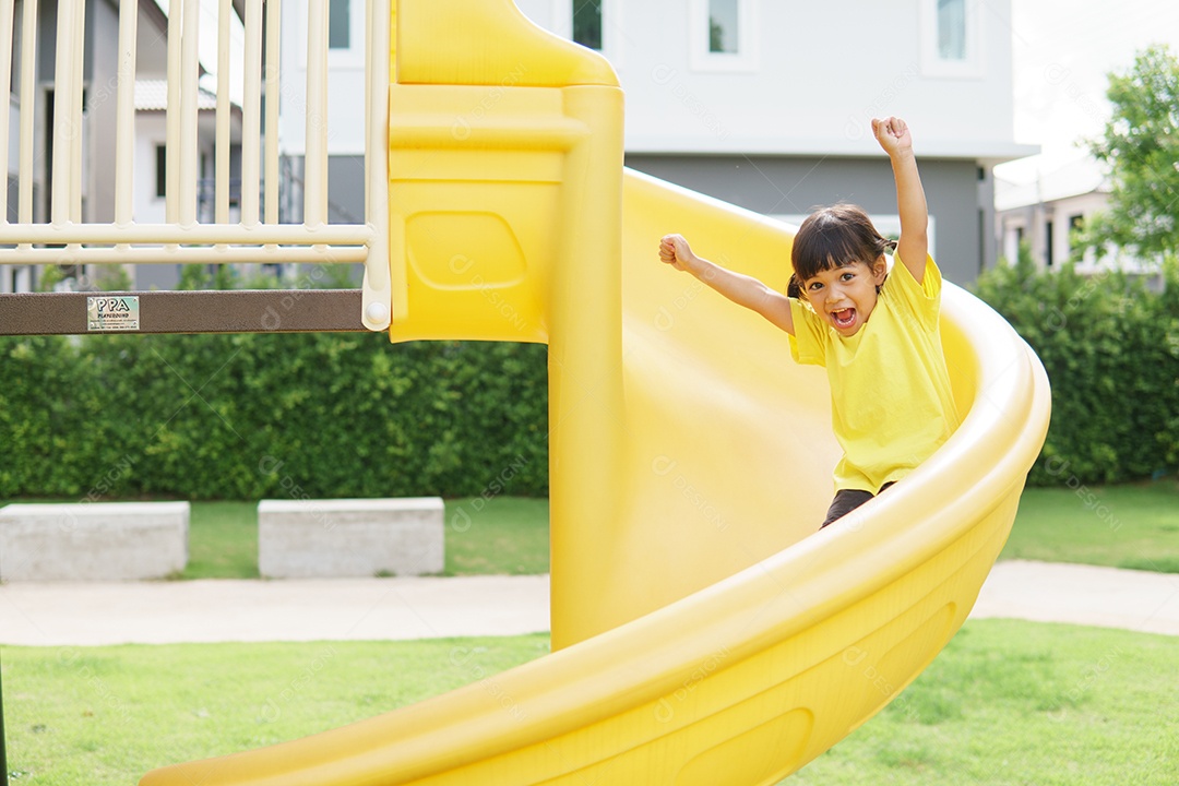 Criança brincando no Parque infantil ao ar livre. As crianças brincam na escola