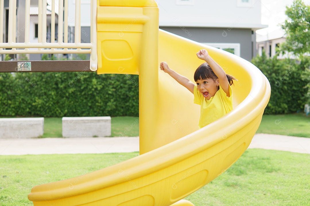 Criança brincando no Parque infantil ao ar livre. As crianças brincam na escola