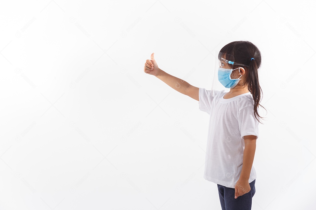 Linda garota asiática usando uma máscara e lavando as mãos com álcool