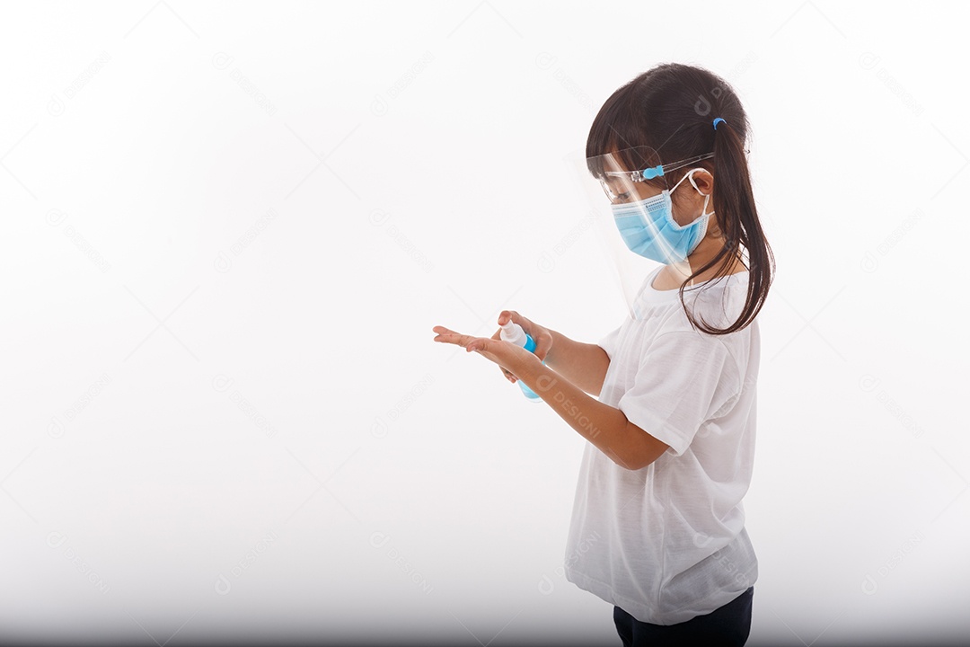 Linda garota asiática usando uma máscara e lavando as mãos com álcool