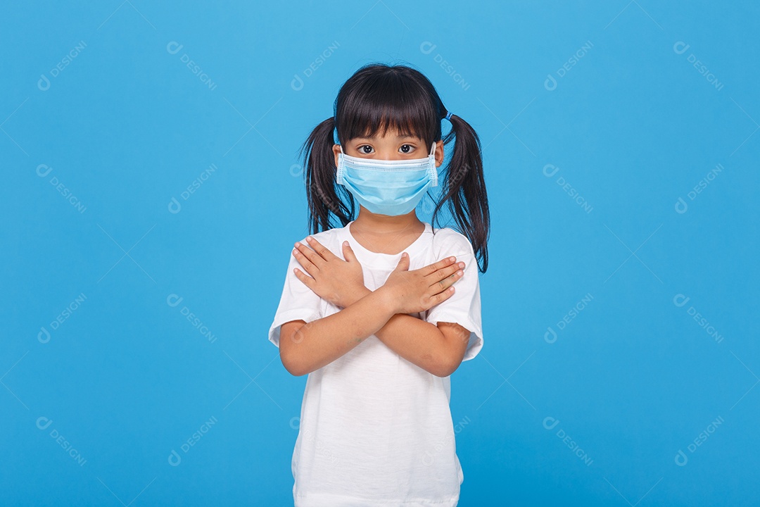 Menina asiática usando máscara respiratória para proteger o surto de coronavírus