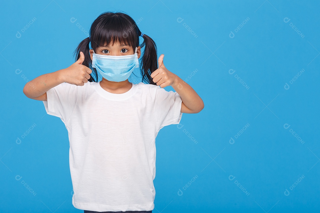 Coronavírus Covid Educação online Menina vestindo