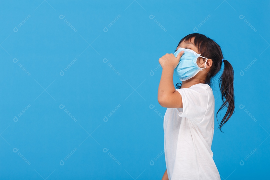Linda garota asiática usando máscara para prevenir Coronavírus