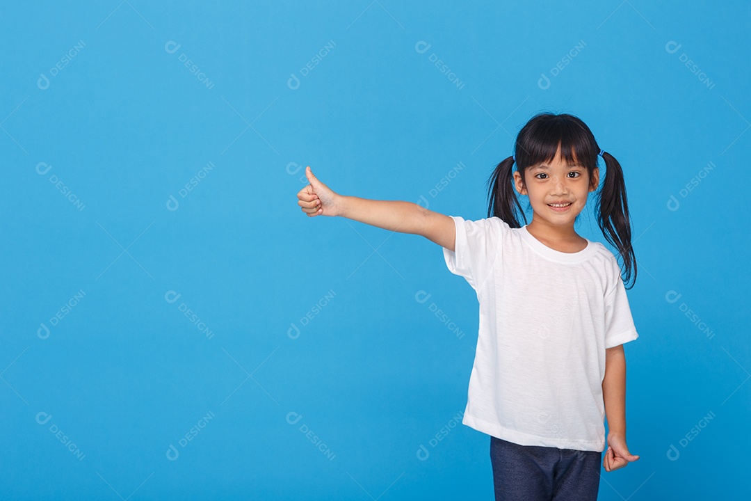 Criança feliz, garotinha mostrando os polegares para cima gesto em um branco