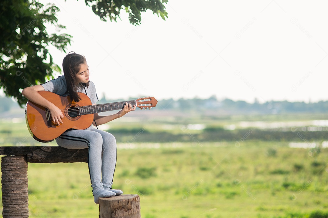 Linda garota, tocando violão, cantando, música ou conceito de felicidade