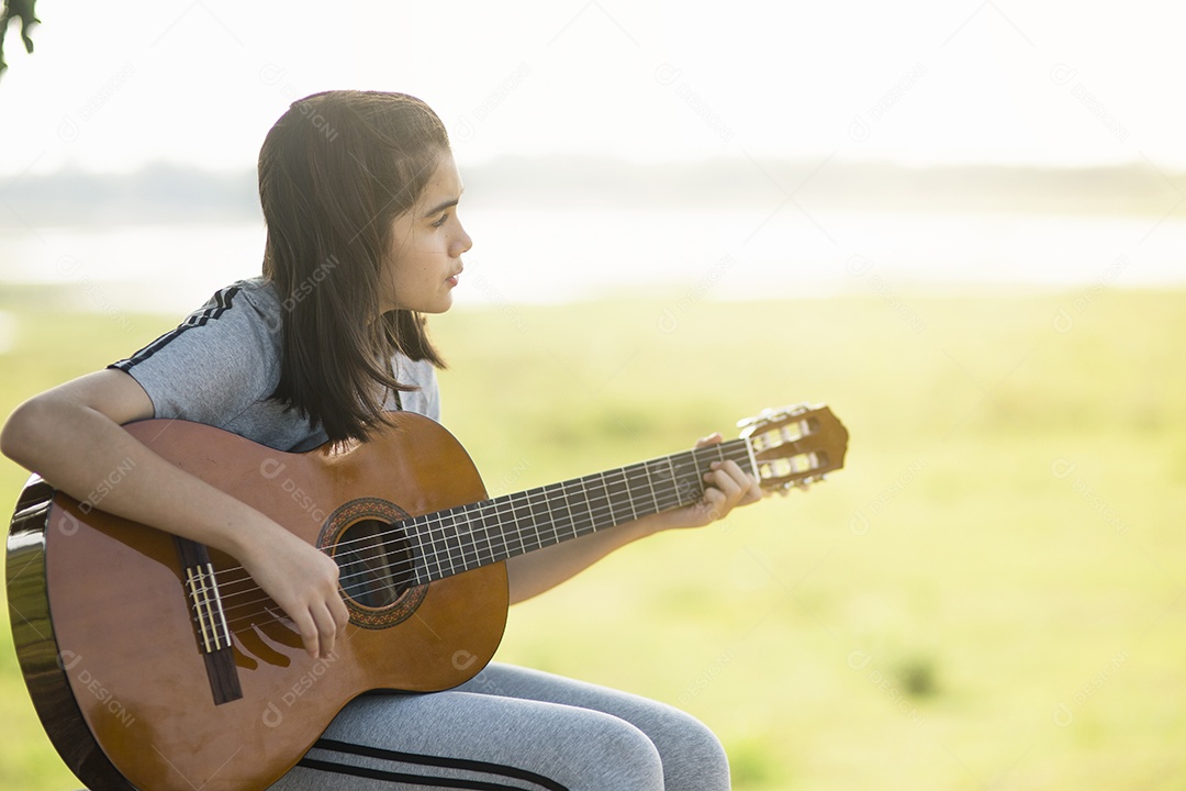 Linda garota, tocando violão, cantando, música ou conceito de felicidade