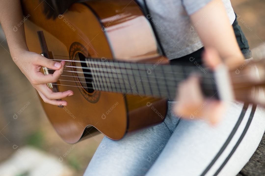 Linda garota, tocando violão, cantando, música ou conceito de felicidade