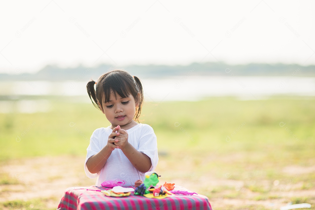 Menina bonitinha gosta de jogar no parque