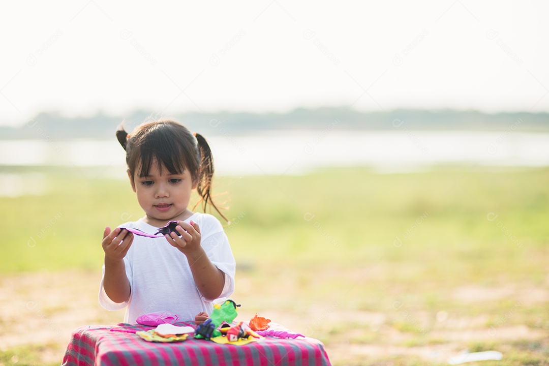 Menina bonitinha gosta de jogar no parque