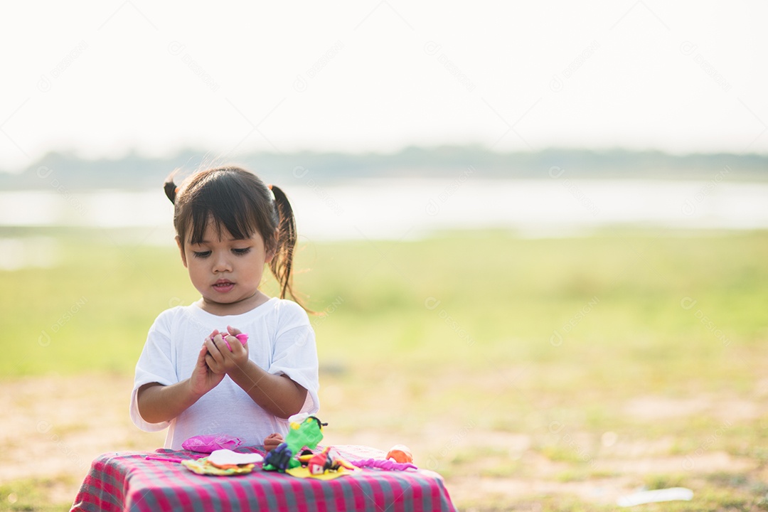Menina bonitinha gosta de jogar no parque