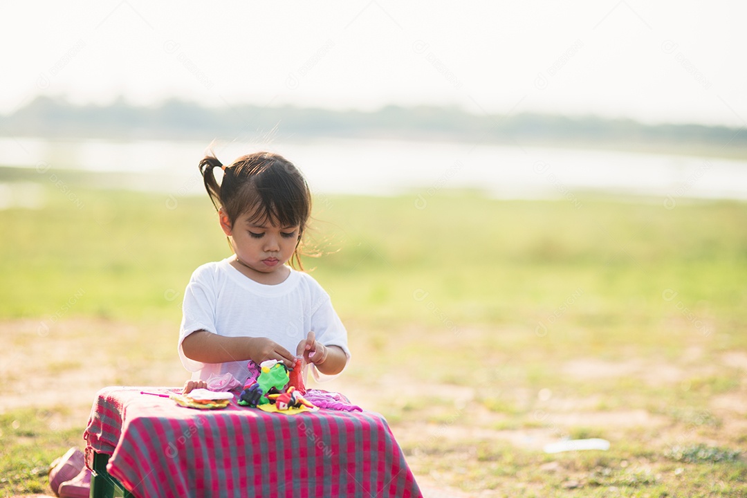 Menina bonitinha gosta de jogar no parque