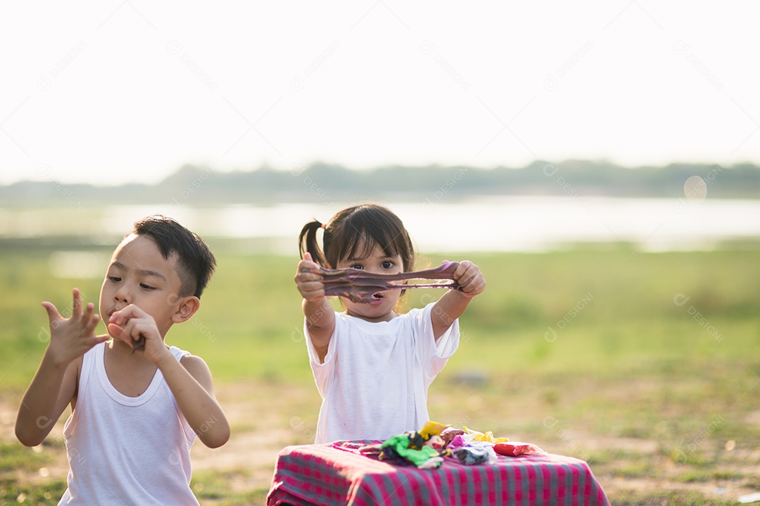 Grupo de crianças meninas e meninos molde de plasticina no jardim de infância