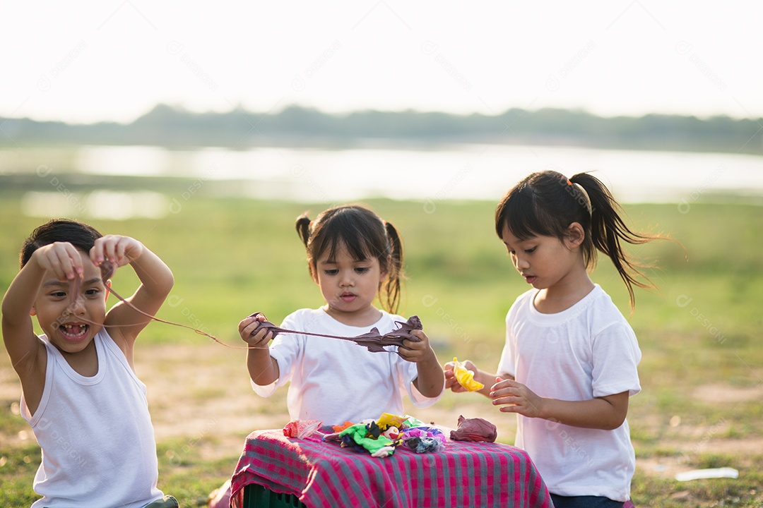 Grupo de crianças meninas e meninos molde de plasticina no jardim de infância