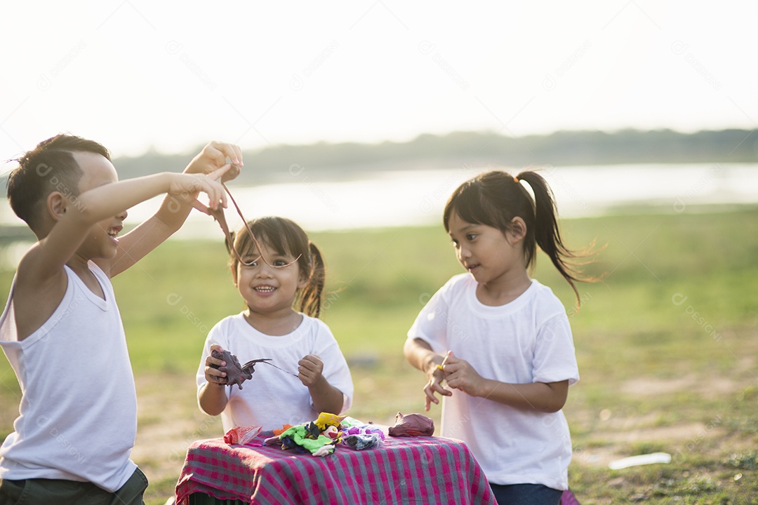 Grupo de crianças meninas e meninos molde de plasticina no jardim de infância